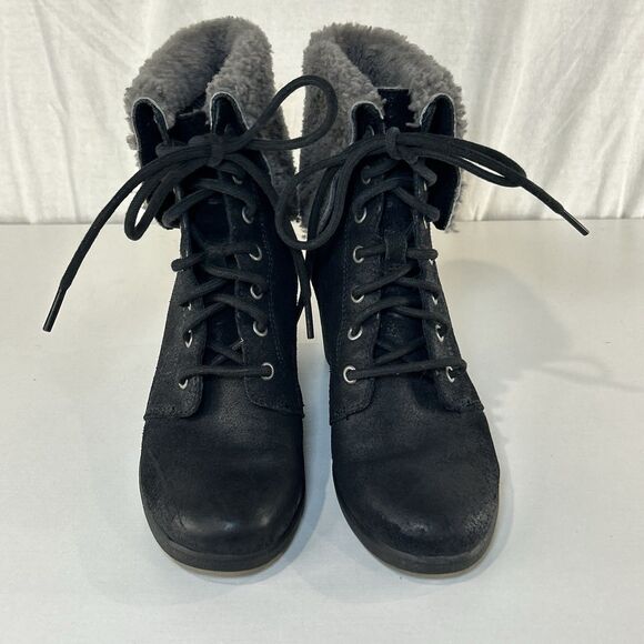 UGG Zea Women’s Black Leather Fold Over Shearling Wedge Lace-Up Boots Size 5 - Picture 2 of 8